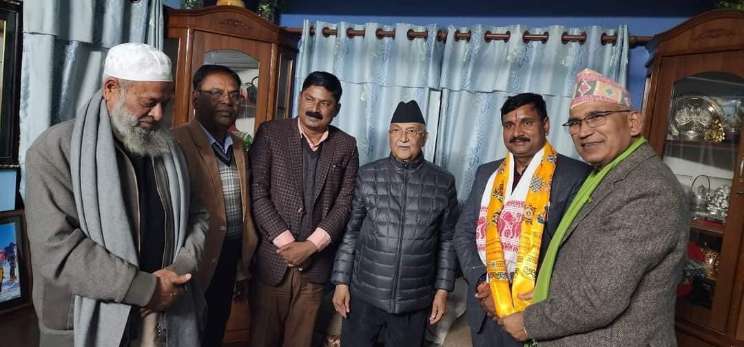 संसद्‌मा एमालेको एक सिट बढ्यो, स्वतन्त्र जितेका साहलाई बालकोटमा ओलीको स्वागत